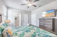 Spacious Townhouse Walk to Beach Resort Pool - balcony