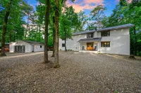 Sleeps 18 - Hot Tub - Playground - Games - Firepit - balcony
