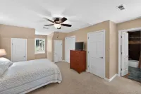 Spacious 4 BR Retreat Near Lake Norman With Deck - Homestays
