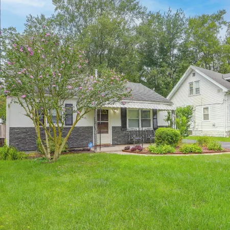 8 Mi to Lake Eerie & Dtwn Toledo! Peaceful Cottage