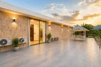 Exclusive Golf Villa at Plam Hill - balcony