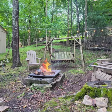 Beech Mtn: Walk to Slopes, Sleeps 9, Pet Friendly, Mountain Views, Cozy Retreat