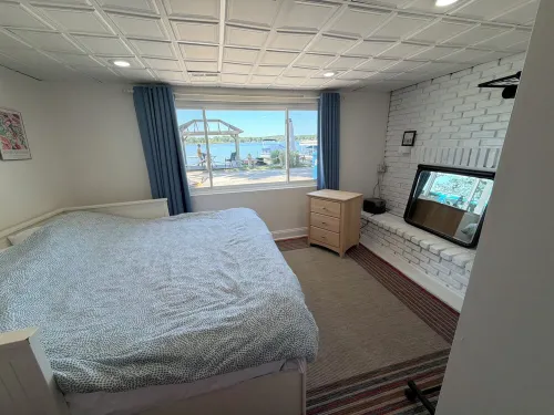 Enjoy Beautiful Sunsets at a Lake Side Cottage - 3성급