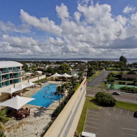 Oaks the Entrance Waterfront Suites