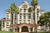 Embassy Suites by Hilton Milpitas Silicon Valley - Uima-altaat
