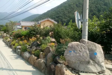 Mungyeong Riverside Healing Pension Отели рядом с достопримечательностью «Mungyeong Saejae»