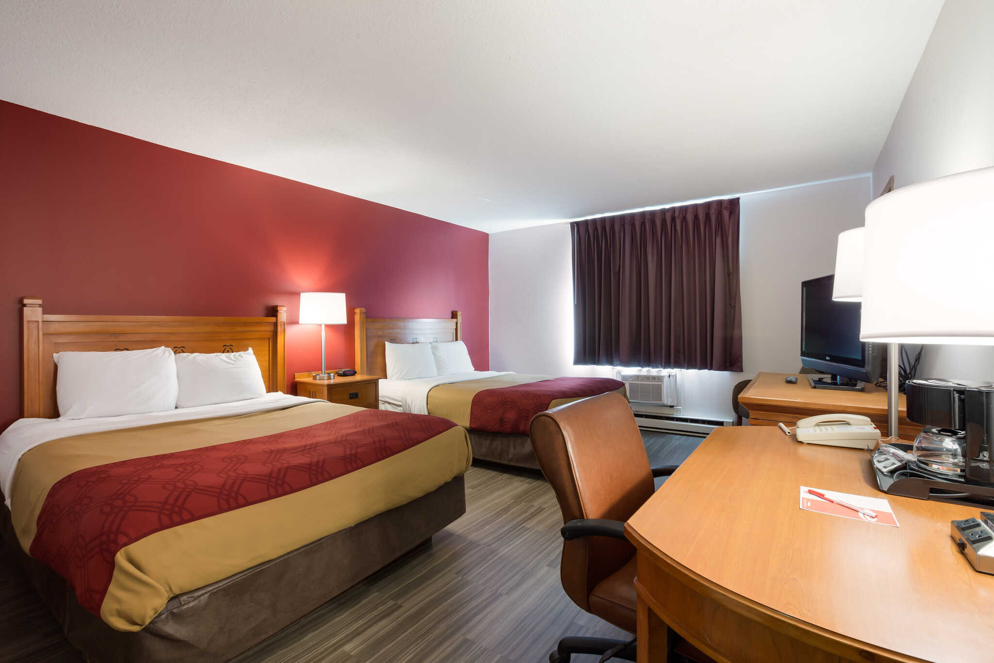 Econo Lodge Inn & Suites