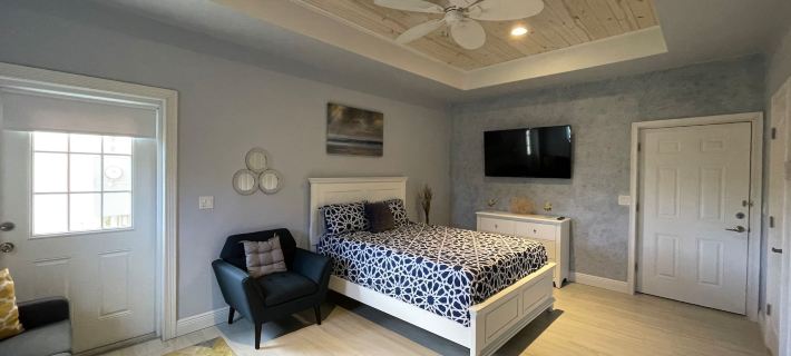 Nicole's Nest: Brand New Exquisite Studio Hideaway Hotels in Freeport