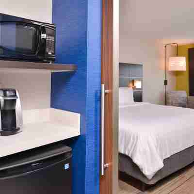Holiday Inn Express & Suites Olathe West Rooms