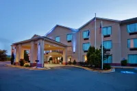 Holiday Inn Express & Suites Hiawassee Hoteles en Young Harris