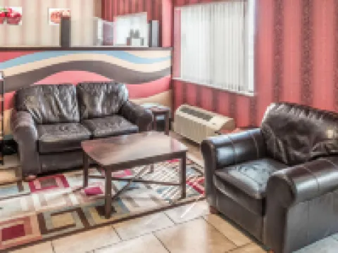 クオリティ イン & スイーツ マンカト イースト マンケートーのホテル