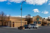 Quality Inn & Suites Hotel a White Township