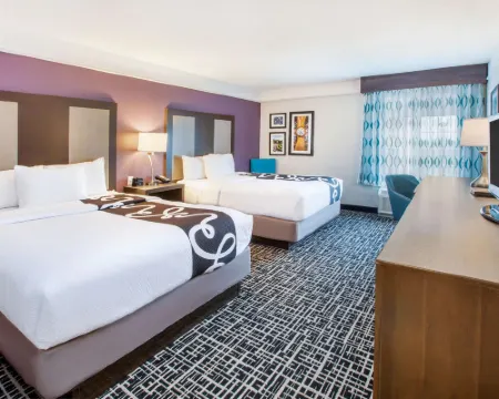 La Quinta Inn & Suites by Wyndham Cincinnati Airpt Florence Hotels in Florence