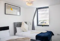 SidemerseyLivings - Central 2-Bedroom Apartment with Parking- Bright and Convenient Hotéis em Liverpool