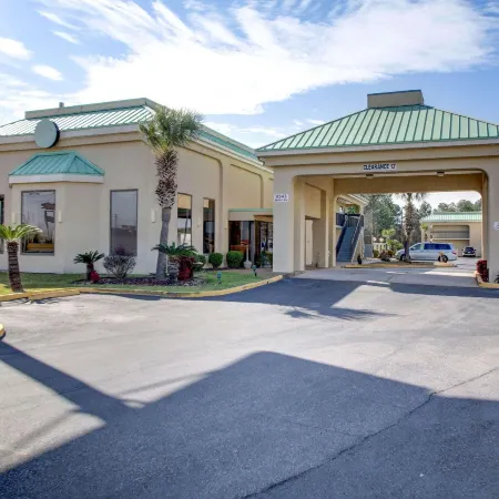 Econo Lodge Inn & Suites