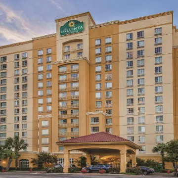 La Quinta Inn & Suites by Wyndham San Antonio Riverwalk Hotels near Tower of the Americas