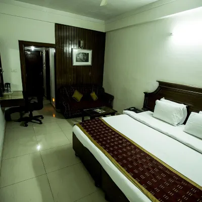 Hotel Deep Avadh Отели рядом с достопримечательностью «Аминабад»