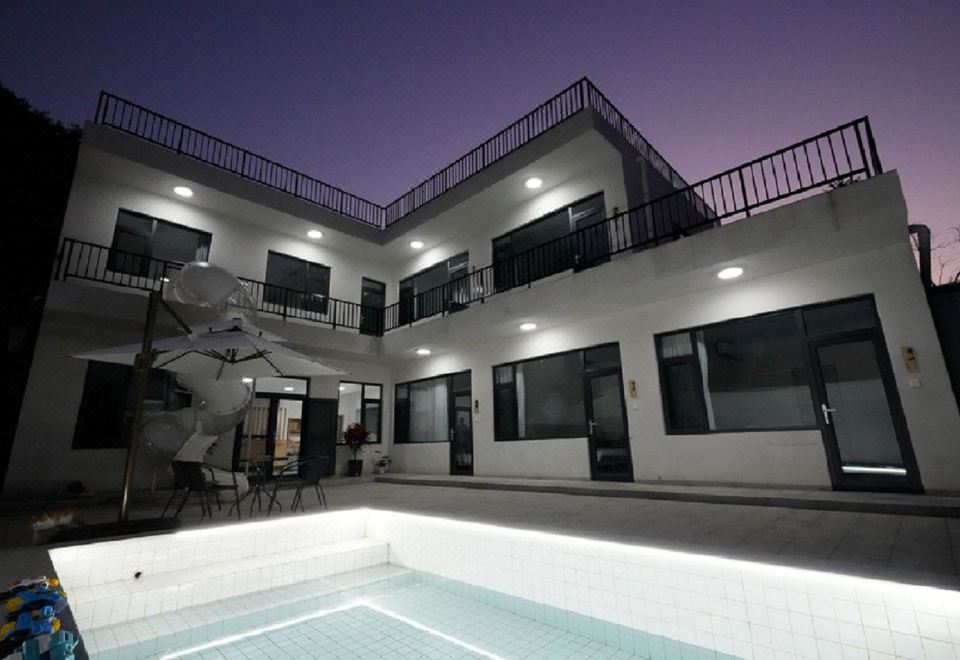 Yunlai Shanshe Homestay의 따뜻한 조명 아래 모습