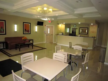 Red Carpet Inn and Suites Monmouth Junction Отели в г. Monmouth Junction