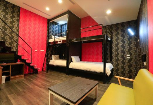 플레이스 X 호텔 지하 객실 내부