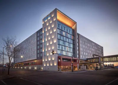 Hilton des Moines Downtown Hotels near Wooly's