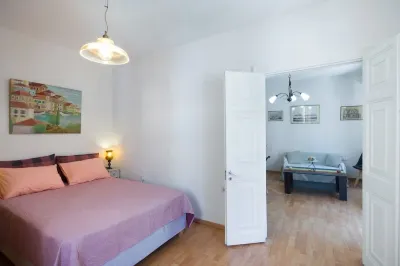 Andrew's Old Town Apartment by CorfuEscapes