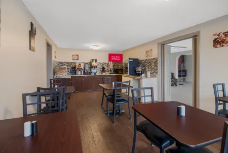 Red Roof Inn & Suites Jackson, TN