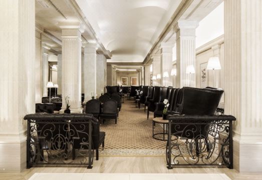 1. 마제스틱 호텔 ..