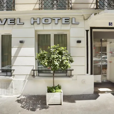 Nouvel Hôtel Eiffel Отели рядом с достопримечательностью «Матиньонский дворец»