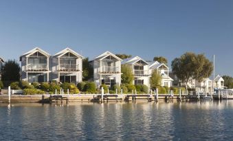 Captains Cove Resort - Waterfront Apartments
