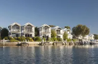 Captains Cove Resort - Waterfront Apartments Hotels in Raymond Island