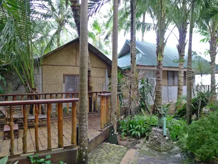 La Salangane Caalan Beach Villa Отели рядом с достопримечательностью «Парадайс Бич»