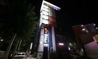 4. 2050모텔..