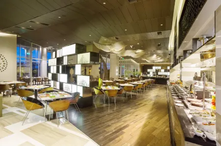 Holiday Inn New Delhi International Airport Отели рядом с достопримечательностью «Tomb of Azim Khan»