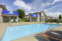 Days Inn by Wyndham Kelowna - Pools
