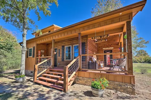 Secluded and Peaceful Tree Top Cabin with Loft Hotels in Lake Hamilton