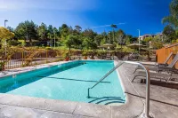 Comfort Suites Near Six Flags Magic Mountain - Pools