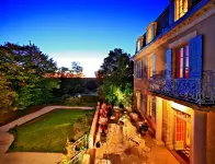 Logis Hôtel Restaurant Château Bellevue فنادق في Cazaubon