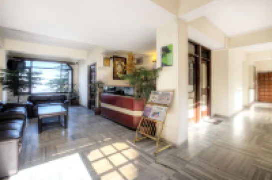 ทรีโบ วารูนา พร้อม วิวภูเขา, มอลล์ โรด