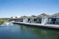 Caves Coastal Bar & Bungalows Hotel di Swansea