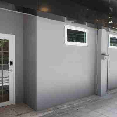 U4 Large 2 Bed Rooms Full Kitchen 200m to BTS Others