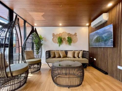 Hidden Haven Subic Villa w/ Infinity Pool - Housity