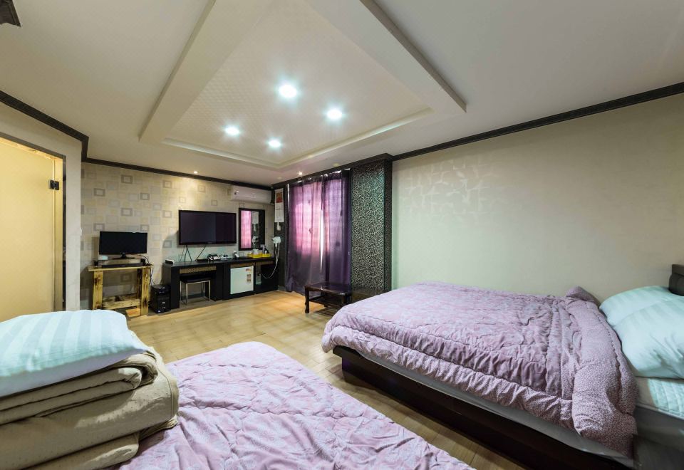 인제호텔의 모던한 객실 내부