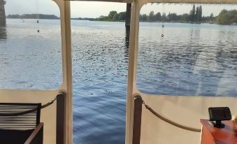 Time Out on the Havel - Houseboat "nautikhus"