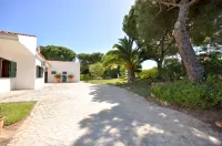 Close to Beaches and All Amenities, Private Pool, Free AC and Wifi