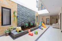 Sans Hotel Box Mansion Surabaya by RedDoorz Hôtels à : Sawahan