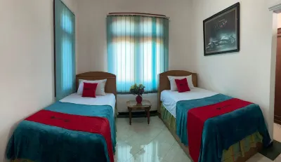 RedDoorz Syariah @ Karang Pilang Hotels in Kebraon