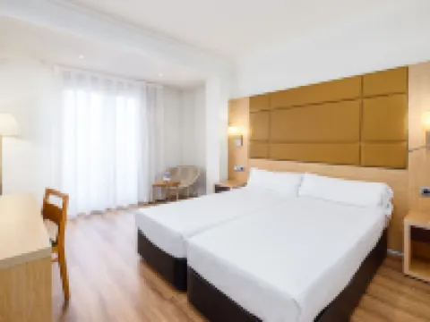 Virgen de Los Reyes Hotels near Ramon Sanchez-Pizjuan Stadium