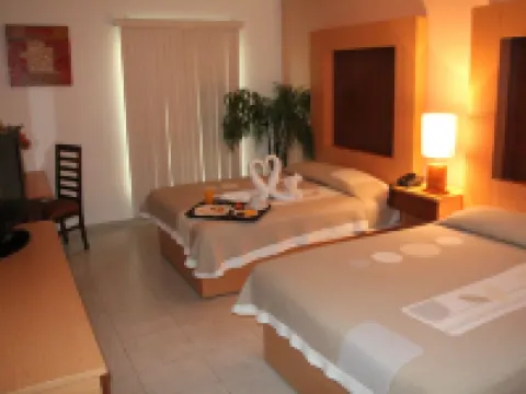 Hotel Real Zapopan Hotels near Calle 2