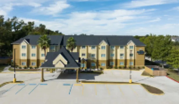 Microtel Inn & Suites by Wyndham Houma Hotel a 
